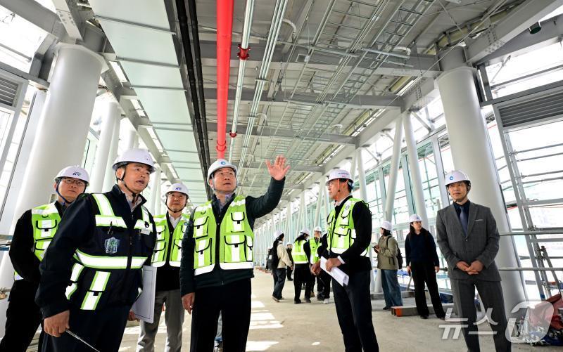 본문 이미지 - 유정복 인천시장이 21일 인천발 KTX 직결사업 송도역사 증축공사 현장을 점검하고 있다. (인천시 제공.재판매 및 DB금지)