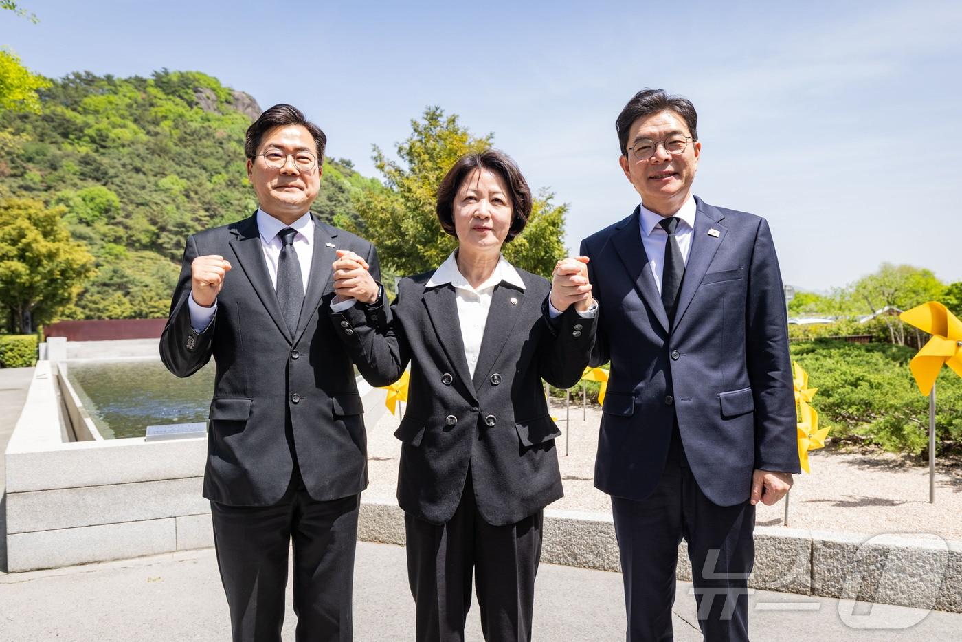 본문 이미지 - 더불어민주당 정원오 서울시장 후보, 추미애 경기시자 후보, 박찬대 인천시장 후보가 21일 오후 경남 김해 봉하마을 노무현 전 대통령 묘역을 방문해 기념 촬영하고 있다. (정원오 캠프 제공. 재판매 및 DB 금지) 2026.4.21 ⓒ 뉴스1