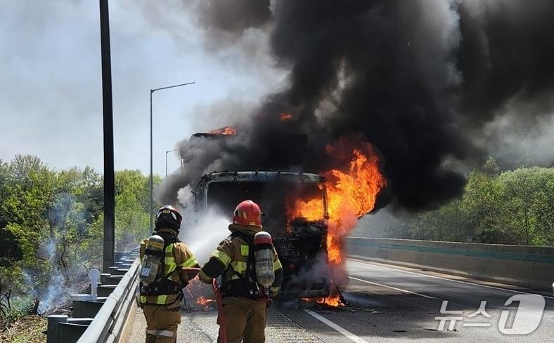 본문 이미지 - 21일 오후 1시 57분쯤 경북 성주군 초전면 봉정교 인근 중부내륙고속도로 상행선에서 화물차에 불이 나 출동한 소방관이 진화작업을 벌이고 있다.(경북소방 제공. 재판매 및 DB금지)2026.4.21/뉴스