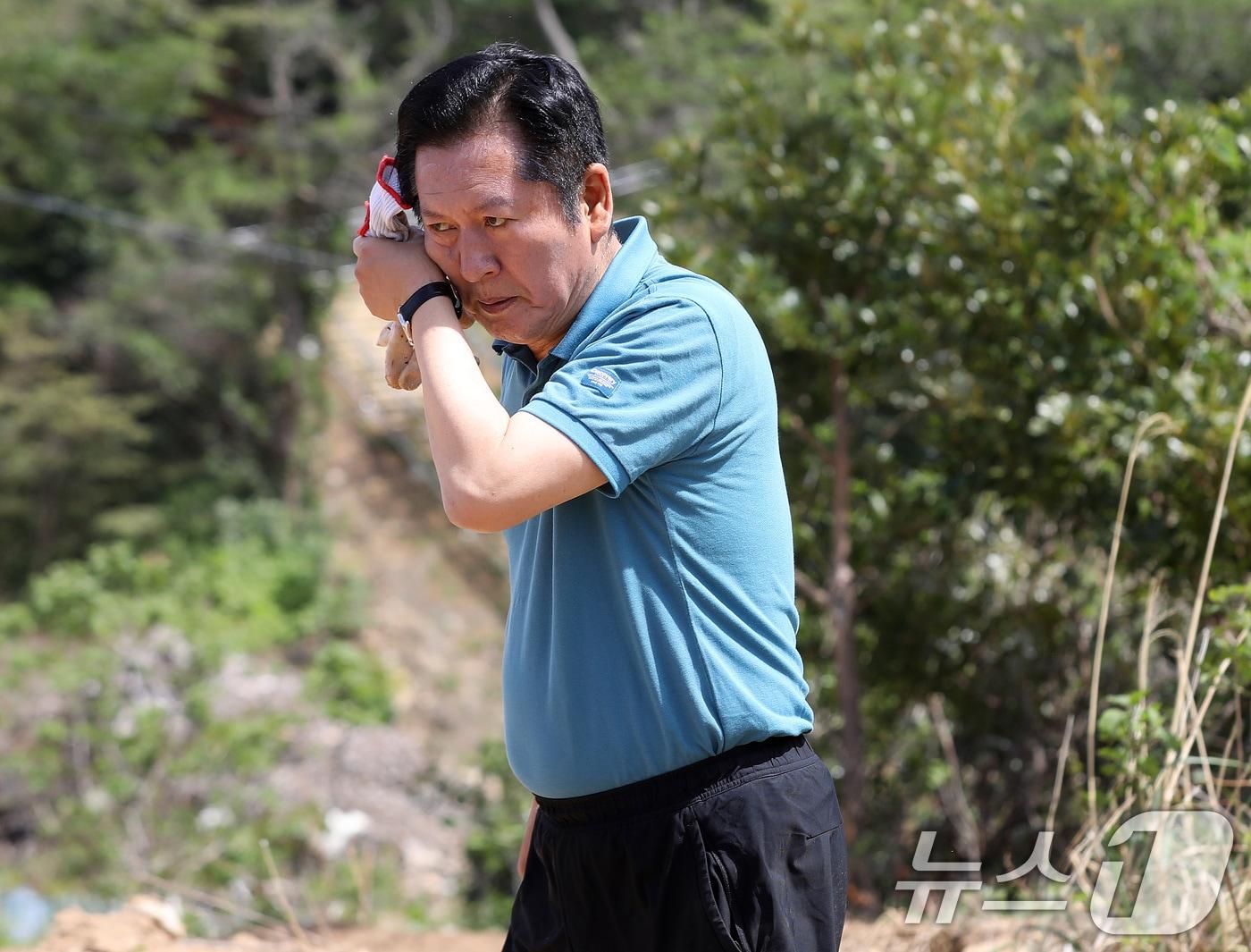 본문 이미지 - 정청래 더불어민주당 대표가 21일 오후 경남 통영 욕지도 한 고구마 재배 현장을 찾아 고구마 순을 심은 뒤 땀을 닦고 있다. 2026.4.21 ⓒ 뉴스1 윤일지 기자