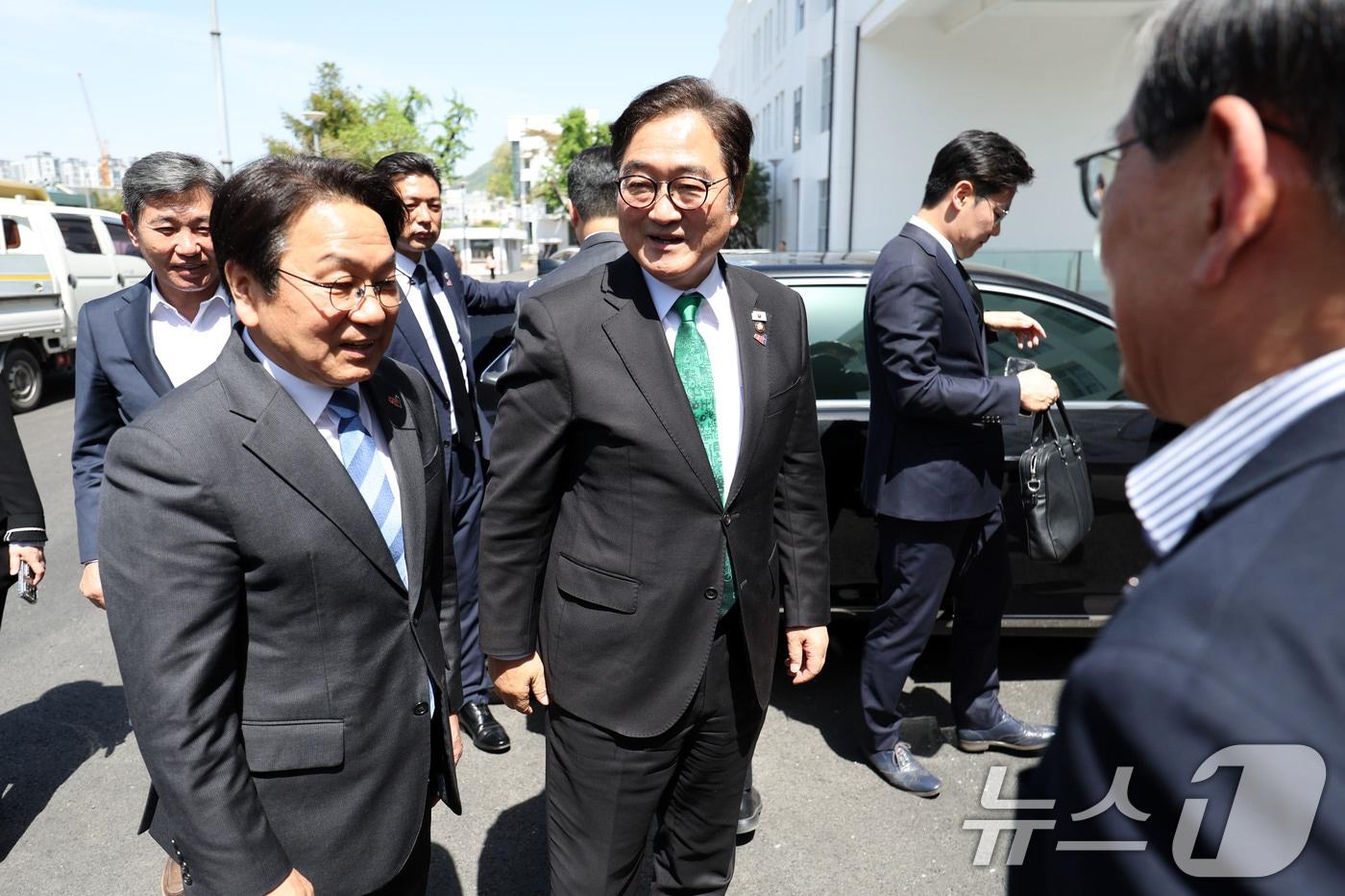 본문 이미지 - 우원식 국회의장이 21일 오후 최근 복원 사업을 마치고 내달 개관을 앞둔 5·18민주화운동 최후 항쟁지인 광주 동구 옛 전남도청에서 강기정 광주시장과 인사하고 있다. 2026.4.21 ⓒ 뉴스1 이승현 기자