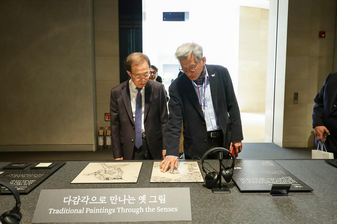 본문 이미지 - (왼쪽부터) 이석연 국민통합위원장, 유홍준 국립중앙박물관장 (국민통합위원회 제공)