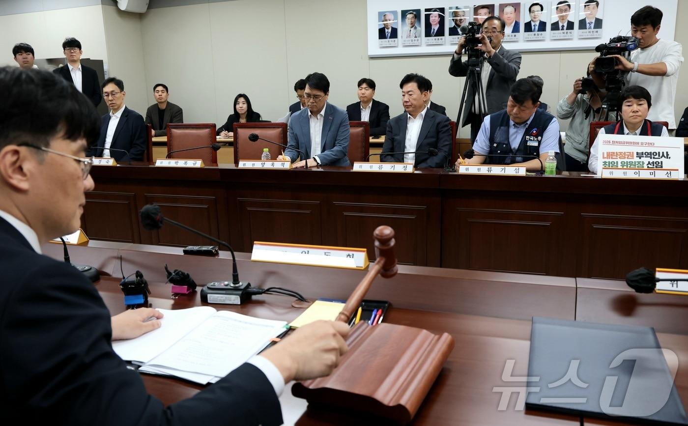 본문 이미지 - 2027년도 최저임금을 정하기 위한 첫 전원회의가 21일 세종시 정부세종청사 최저임금위원회 회의실에서 시작되고 있다. 2026.4.21 ⓒ 뉴스1 김기남 기자