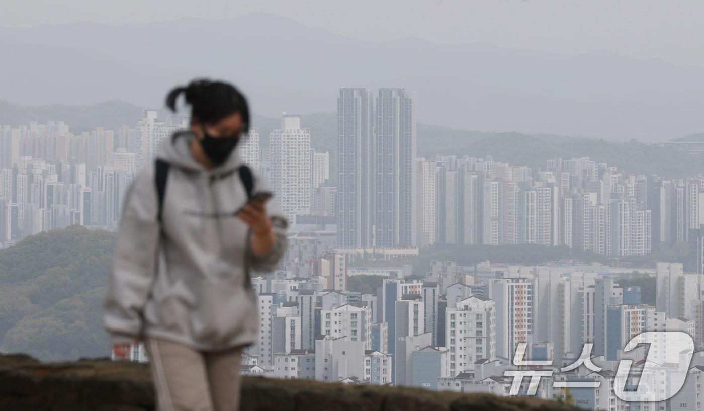 본문 이미지 - 황사 영향으로 전국 미세먼지 농도가 높은 수준을 보인 21일 경기 오산시 보적사에서 바라본 도심이 황사의 영향으로 뿌옇게 보이고 있다. 2026.4.21 ⓒ 뉴스1 김영운 기자