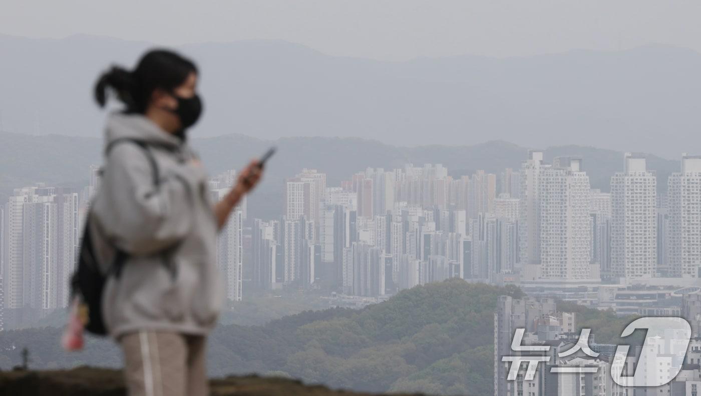 본문 이미지 - 황사 영향으로 전국 미세먼지 농도가 높은 수준을 보인 21일 경기 오산시 보적사에서 바라본 도심이 황사의 영향으로 뿌옇게 보이고 있다. 2026.4.21 ⓒ 뉴스1 김영운 기자