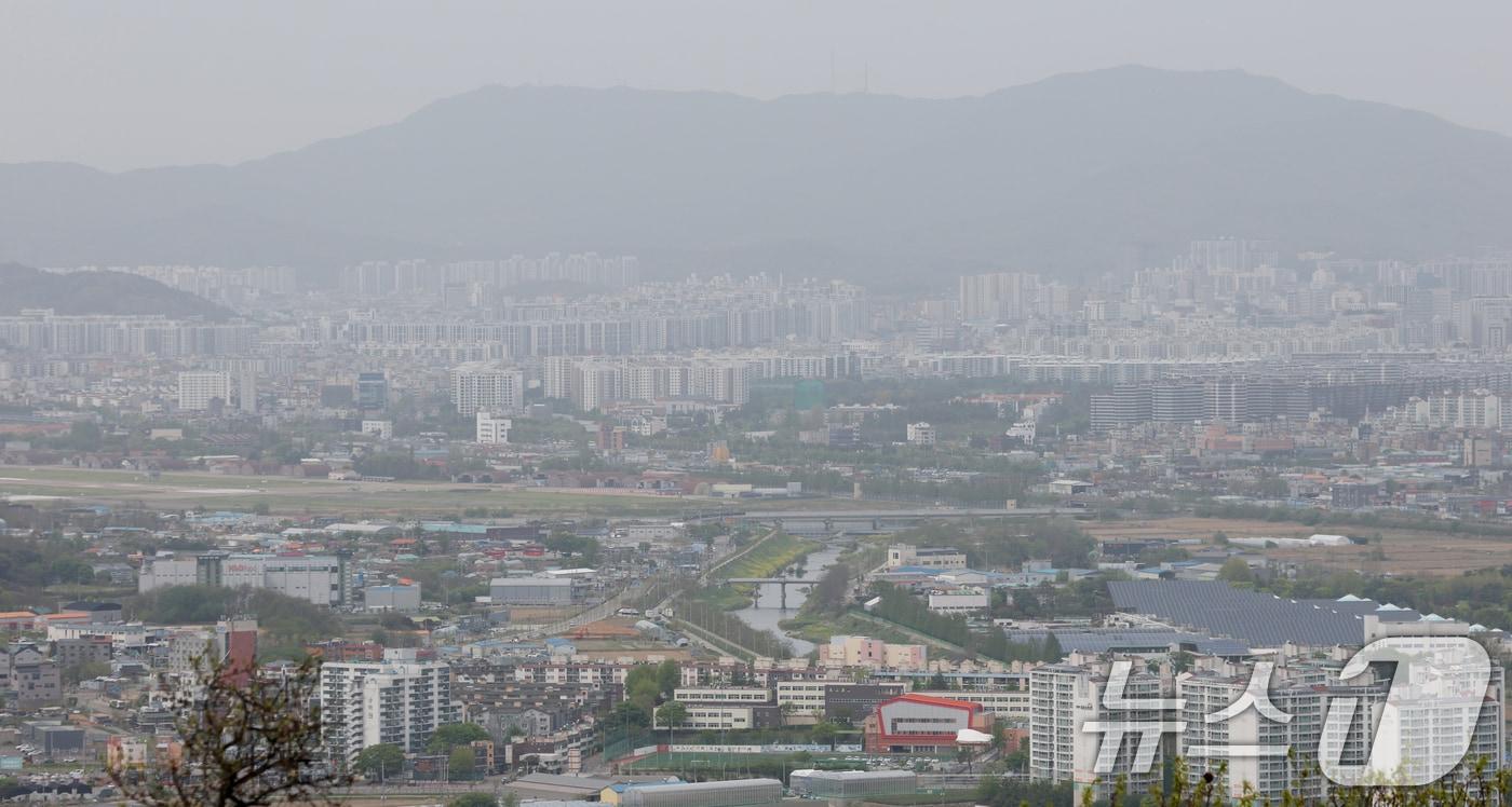 본문 이미지 - 황사 영향으로 전국 미세먼지 농도가 높은 수준을 보인 21일 경기 오산시 보적사에서 바라본 도심이 황사의 영향으로 뿌옇게 보이고 있다. ⓒ 뉴스1 김영운 기자