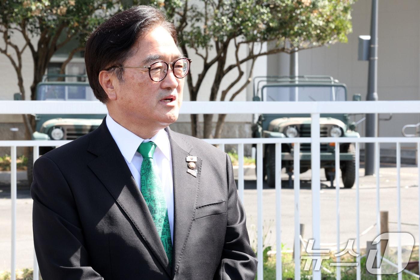 본문 이미지 - 우원식 국회의장이 지난 21일 오후 광주 동구 옛 전남도청 앞에서 내부를 둘러본 소회를 말하고 있다. 옛 전남도청은 최근 복원 사업을 마치고 내달 개관을 앞두고 있다. 2026.4.21 ⓒ 뉴스1 이승현 기자