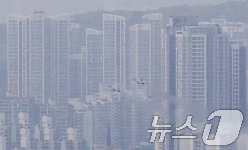 본문 이미지 - 황사 영향으로 전국 미세먼지 농도가 높은 수준을 보인 21일 경기 오산시 보적사에서 바라본 도심이 황사의 영향으로 뿌옇게 보이고 있다. 2026.4.21 ⓒ 뉴스1 김영운 기자