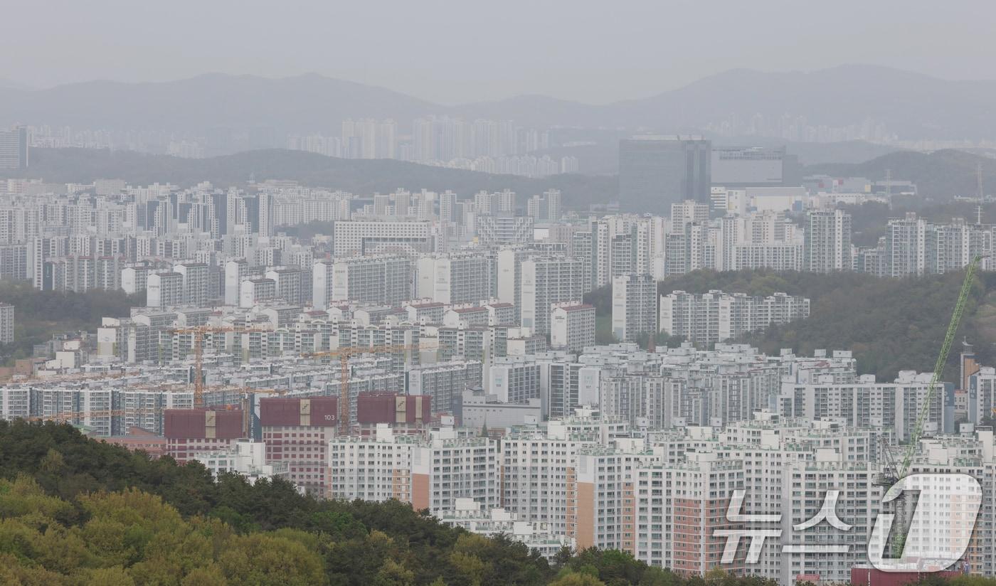 본문 이미지 - 황사 영향으로 전국 미세먼지 농도가 높은 수준을 보인 21일 경기 오산시 보적사에서 바라본 도심이 황사의 영향으로 뿌옇게 보이고 있다. 2026.4.21 ⓒ 뉴스1 김영운 기자