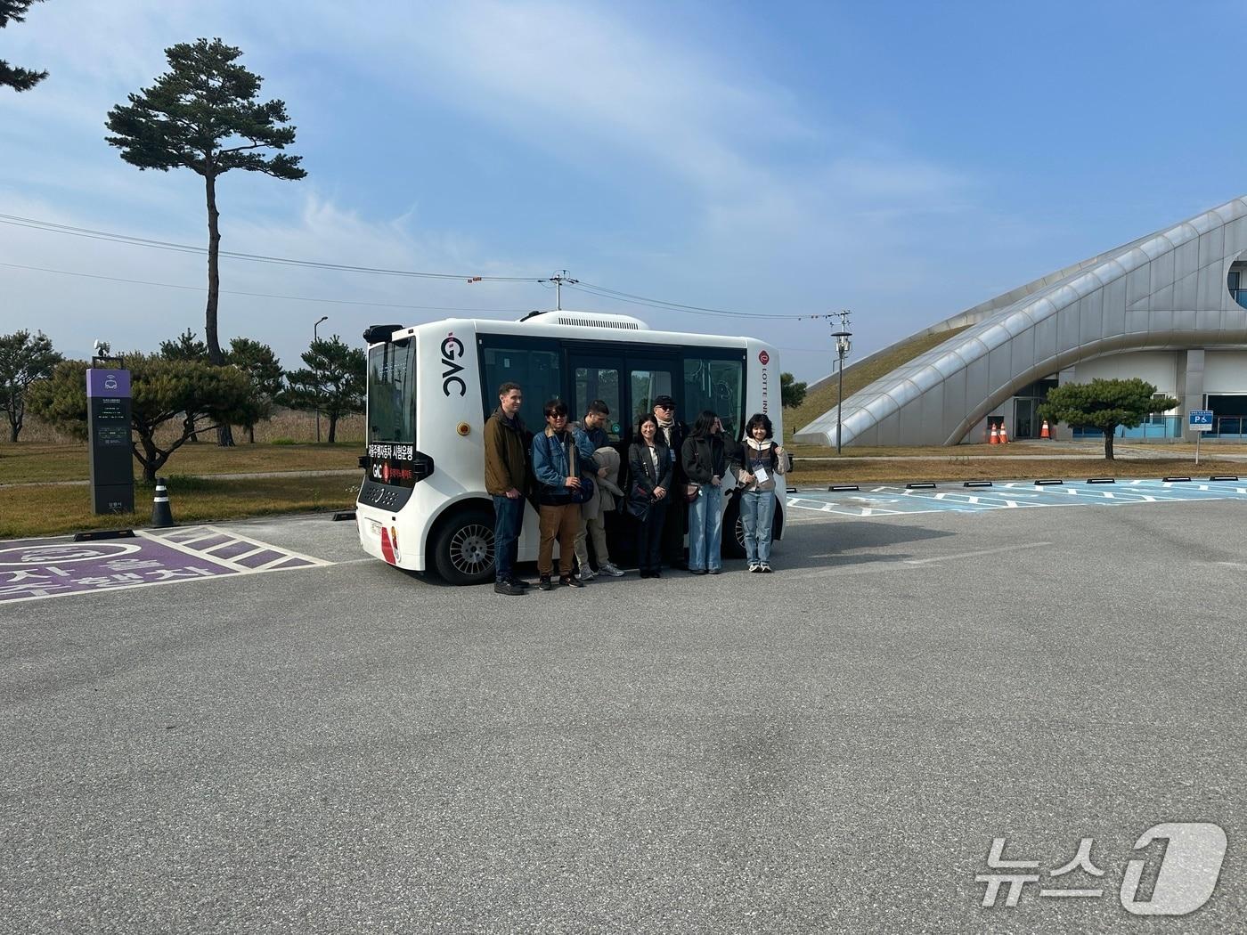 본문 이미지 - 지난해 11월 주한 외신 기자단 자율주행차 시승 당시.(강릉시 제공, 재판매 및 DB 금지)