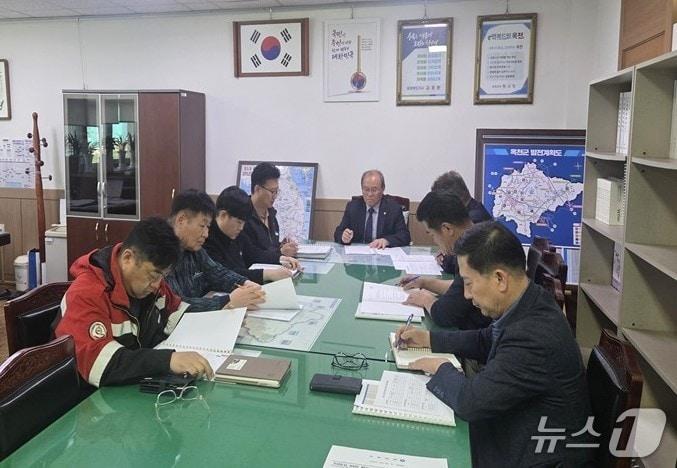 본문 이미지 - 하천·계곡 내 불법 시설물 단속 전담팀 회의(옥천군 제공. 재판매 및 DB금지)