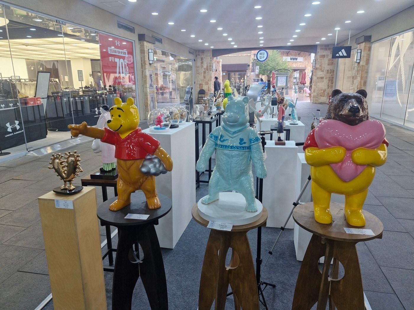 본문 이미지 - 조각작품 오픈마켓 행사 사진.(크라운해태제과 제공)