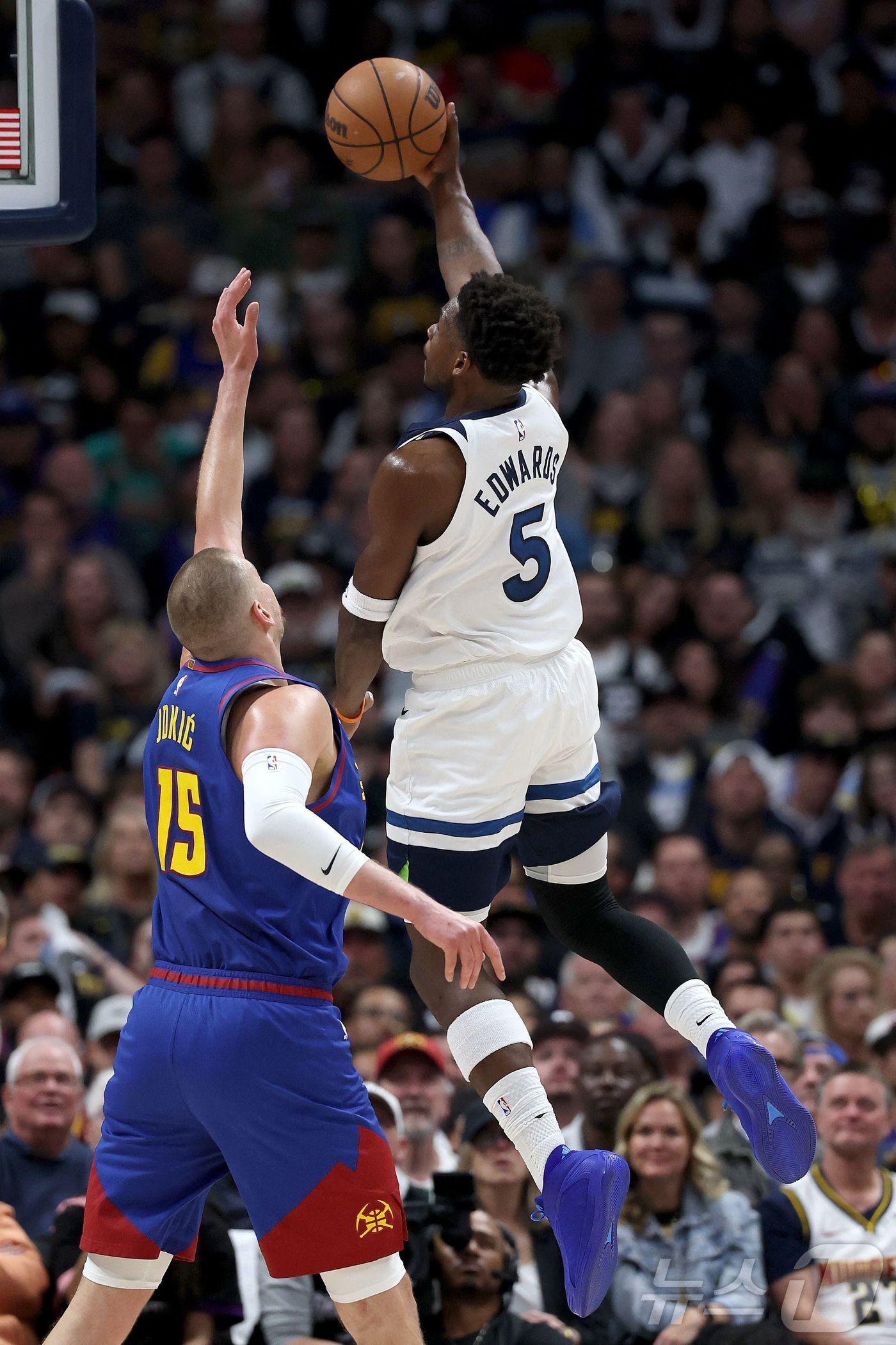 본문 이미지 - NBA 미네소타 에드워즈(오른쪽)가 21일(한국시간) 덴버와 플레이오프 1라운드 2차전에서 슛을 쏘고 있다.ⓒ AFP=뉴스1