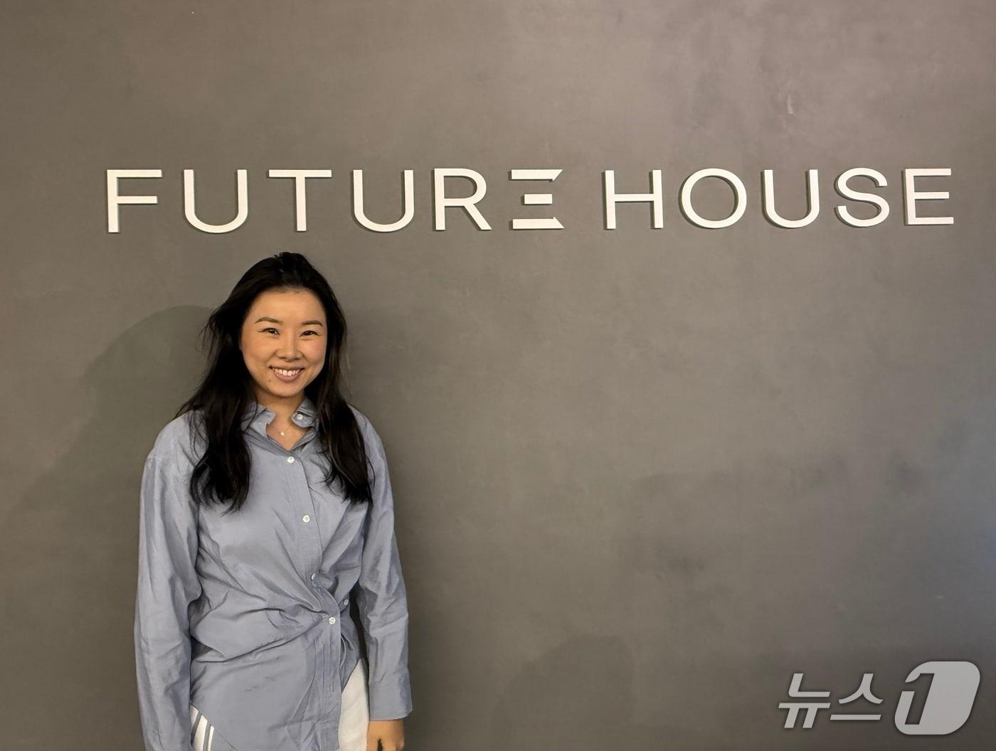 본문 이미지 - 웨니 차이 앵커드 파이낸스 공동설립자 및 최고경영자(CEO)가 서울 강남구에서 뉴스1과 인터뷰를 진행한 후 기념촬영을 하고 있다. 2026.4.16./뉴스1