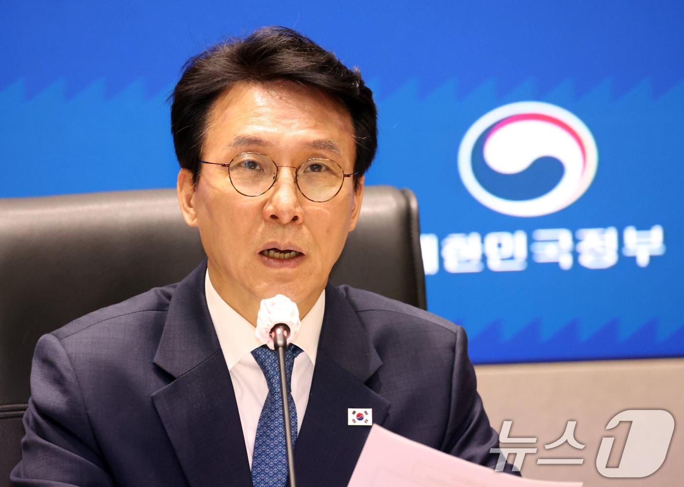 본문 이미지 - 김민석 국무총리가 21일 오후 서울 종로구 세종대로 정부서울청사에서 열린 대구지역 응급환자 이송체계 점검회의에서 모두 발언을 하고 있다. 2026.4.21 ⓒ 뉴스1 김명섭 기자