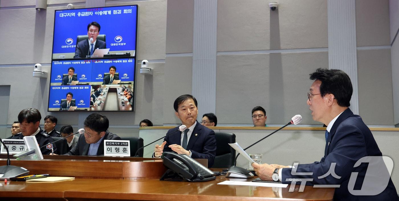 본문 이미지 - 김민석 국무총리가 21일 오후 서울 종로구 세종대로 정부서울청사에서 열린 대구지역 응급환자 이송체계 점검회의에서 모두 발언을 하고 있다. 2026.4.21 ⓒ 뉴스1 김명섭 기자