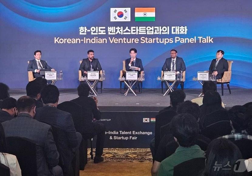 본문 이미지 - 노용석 중소벤처기업부 제1차관이 21일(현지시간) 인도 뉴델리 글로벌비즈니스센터에서 열린 한-인도 벤처스타트업과의 대화에서 모두 발언을 하고 있다. (중소벤처기업부 제공. 재판매 및 DB 금지) 2026.4.21 ⓒ 뉴스1