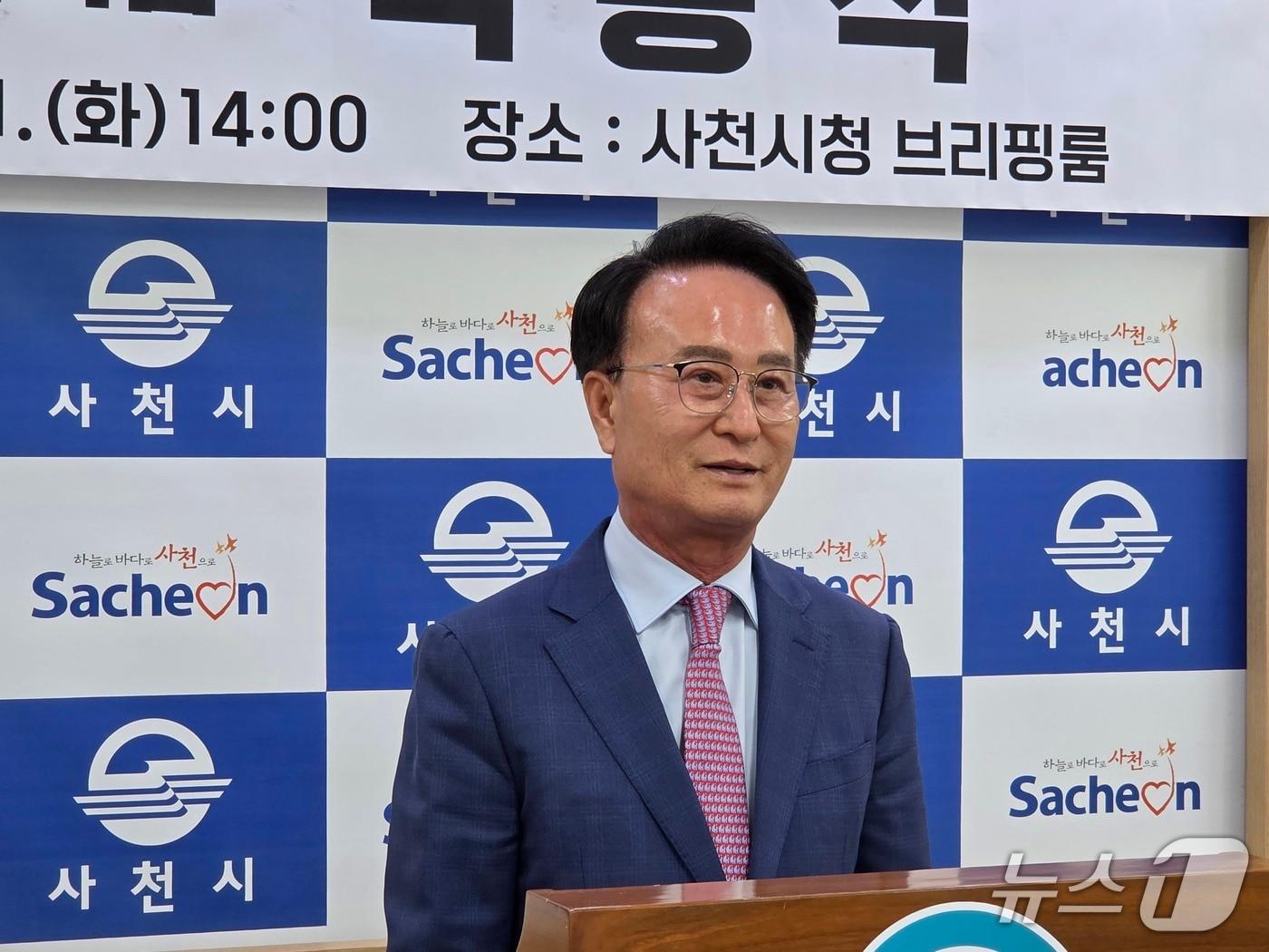 본문 이미지 - 박동식 사천시장이 21일 시청 브리핑룸에서 기자회견을 열고 경선 확정 소감과 앞으로의 계획에 대해 설명하고 있다(박 시장 캠프 제공. 재판매 및 DB금지). 2026.4.21