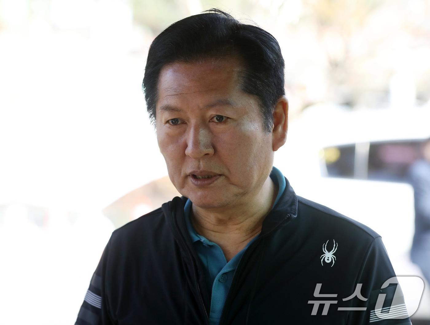 본문 이미지 - 정청래 더불어민주당 대표가 21일 오후 경남 통영 욕지도 한 공원에서 열린 '도서민 생활여건 개선을 위한 주민 간담회'에서 발언을 하고 있다. 2026.4.21 ⓒ 뉴스1 윤일지 기자