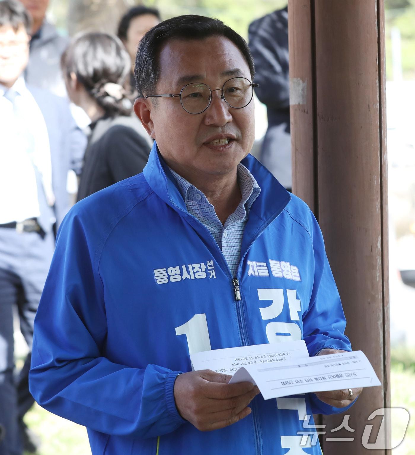 본문 이미지 - 강석주 더불어민주당 통영시장 후보가 21일 오후 경남 통영 욕지도 한 공원에서 열린 '도서민 생활여건 개선을 위한 주민 간담회'에서 참석자를 소개하고 있다. 2026.4.21 ⓒ 뉴스1 윤일지 기자