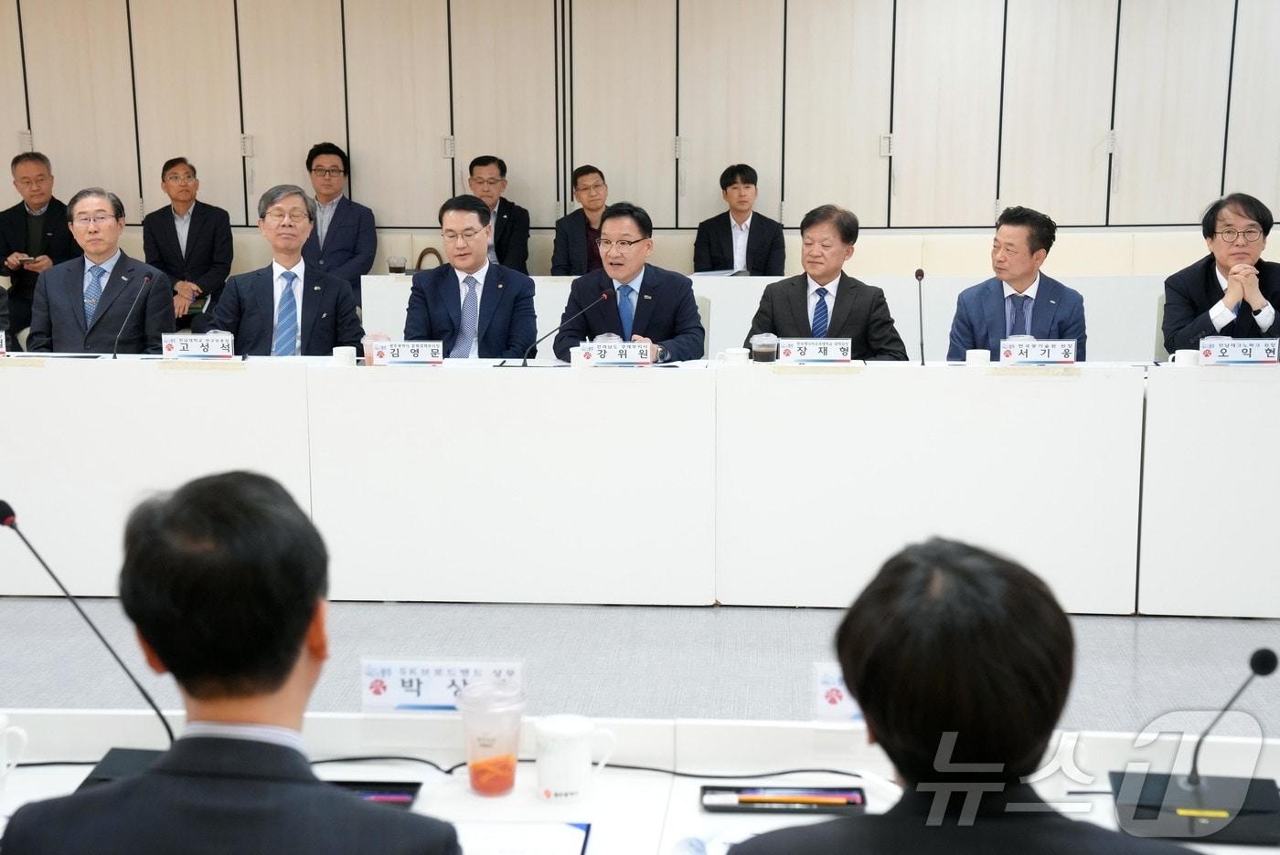 본문 이미지 - 강위원 전라남도 경제부지사가 21일 광주광역시청에서 열린 전남·광주 양자협의체 구성 및 업무협약식에서 인사말을 하고 있다. (전남도 제공. 재판매 및 DB금지) 2026.4.21 ⓒ 뉴스1