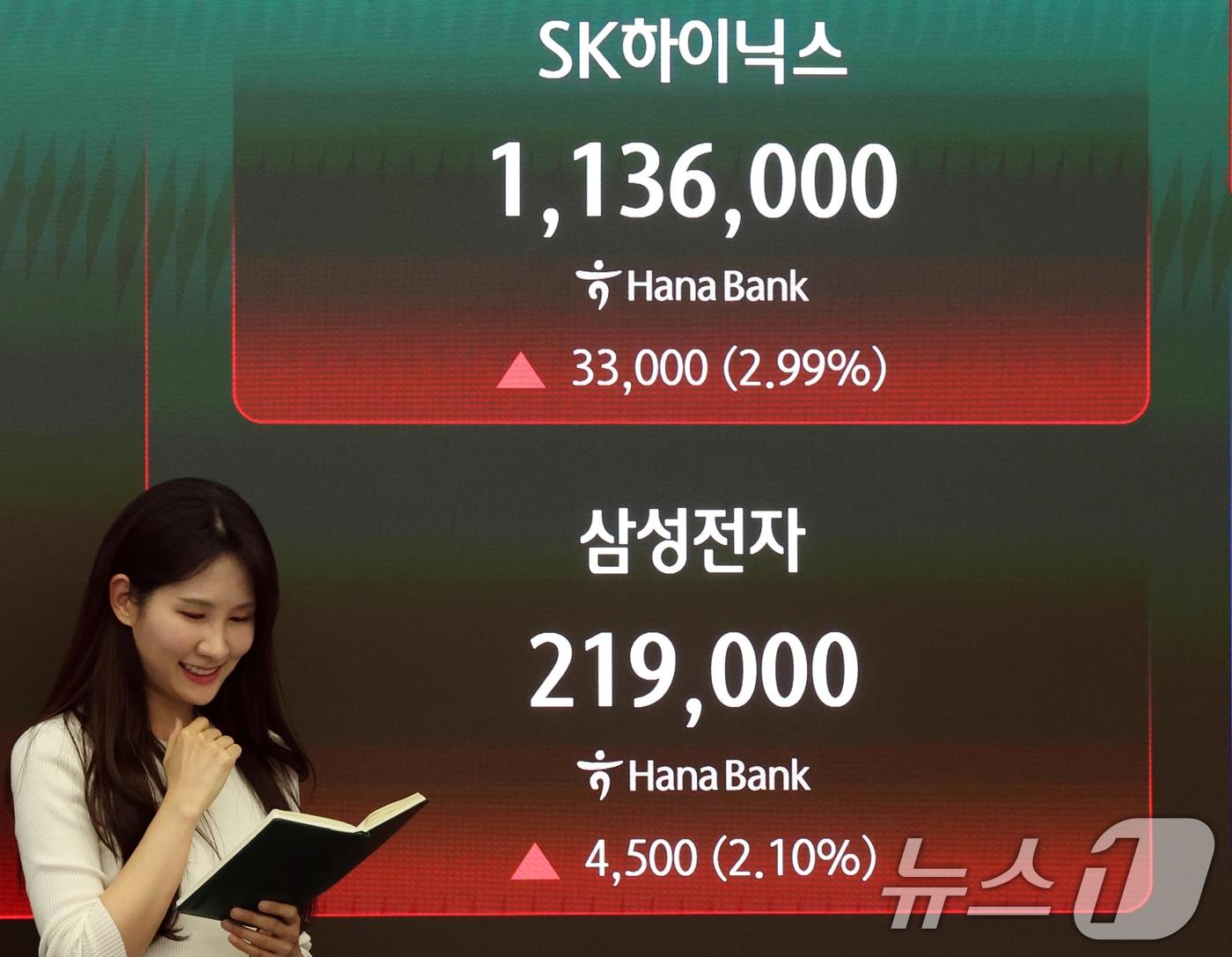 본문 이미지 - 코스피 종가가 사상 최고치를 경신한 21일 오후 서울 중구 하나은행 본점 딜링룸 현황판에 삼성전자와 SK하이닉스 종가가 표시되고 있다.  2026.4.21 ⓒ 뉴스1 황기선 기자