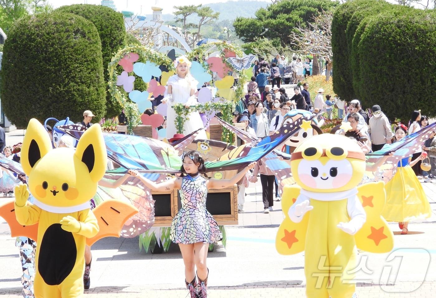 본문 이미지 - 함평 나비대축제 나비 판타지아 퍼레이드. (함평군 제공. 재배포 및 DB 금지)