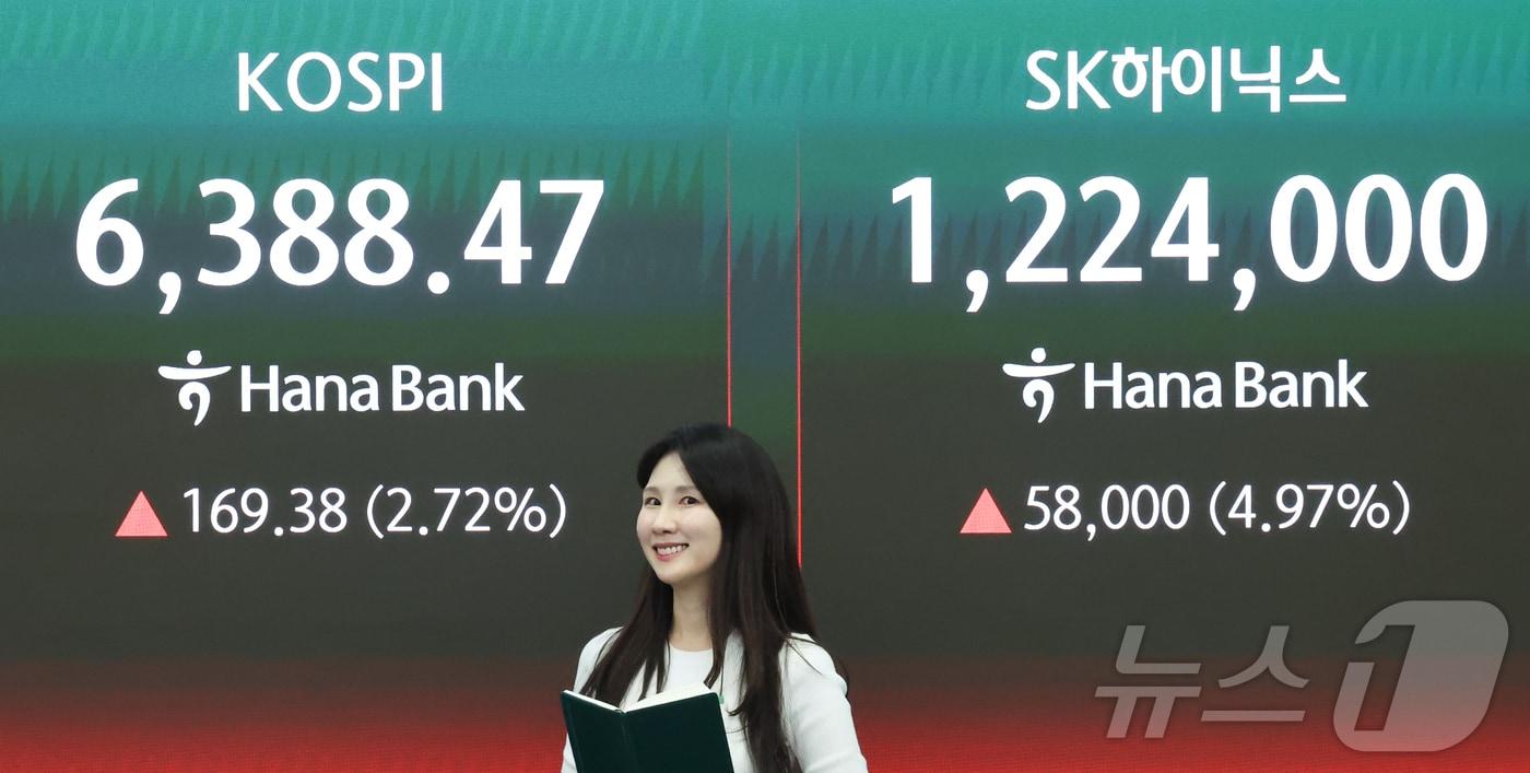 본문 이미지 - 코스피가 전 거래일(6,219.09)보다 169.38포인트(2.72%) 오른 6,388.47에 마감한 21일 오후 서울 중구 하나은행 딜링룸 전광판에 코스피 종가와 SK하이닉스 주가가 표시돼 있다. 2026.4.21 ⓒ 뉴스1 이종수 인턴기자
