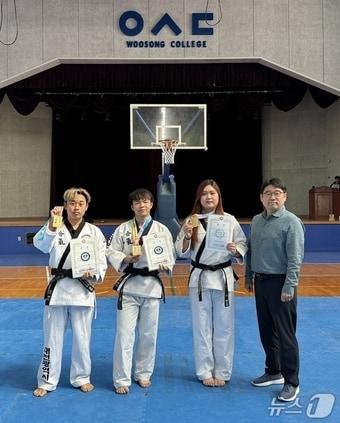 본문 이미지 - 우송정보대 자율전공학부 스포츠운동재활과 안원준, 오승주, 우민서 등이 제31회 대전광역시 협회장기 합기도대회에서 금메달을 획득했다. (우송정보대학 제공.재판매 및 DB금지)/뉴스1