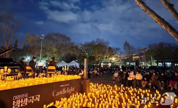 본문 이미지 - 전주시 덕진공원에서 펼쳐진 캔들라이트 콘서트 모습.(전주시 제공, 재판매 및 DB 금지)/뉴스1