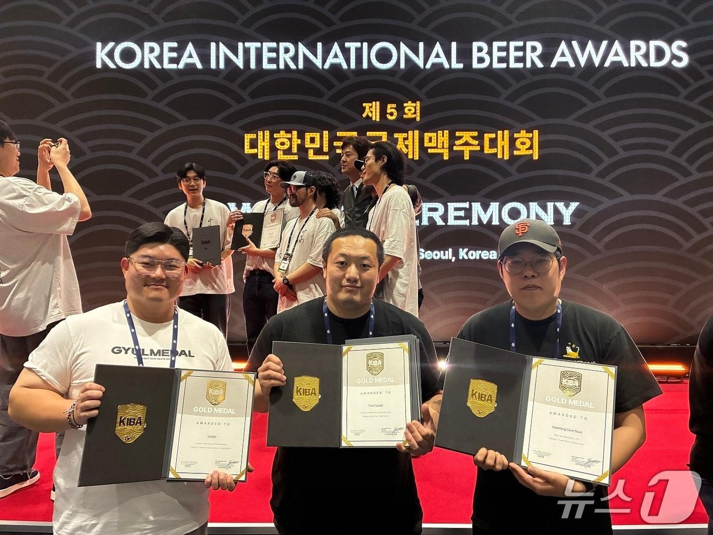 본문 이미지 - 군산 수제맥주 4개 제품이 지난 17일 서울 코엑스(COEX)에서 열린 '2026 대한민국 국제맥주대회'에서 금메달을 수상했다.(군산시 제공. 재판매 및 DB 금지)