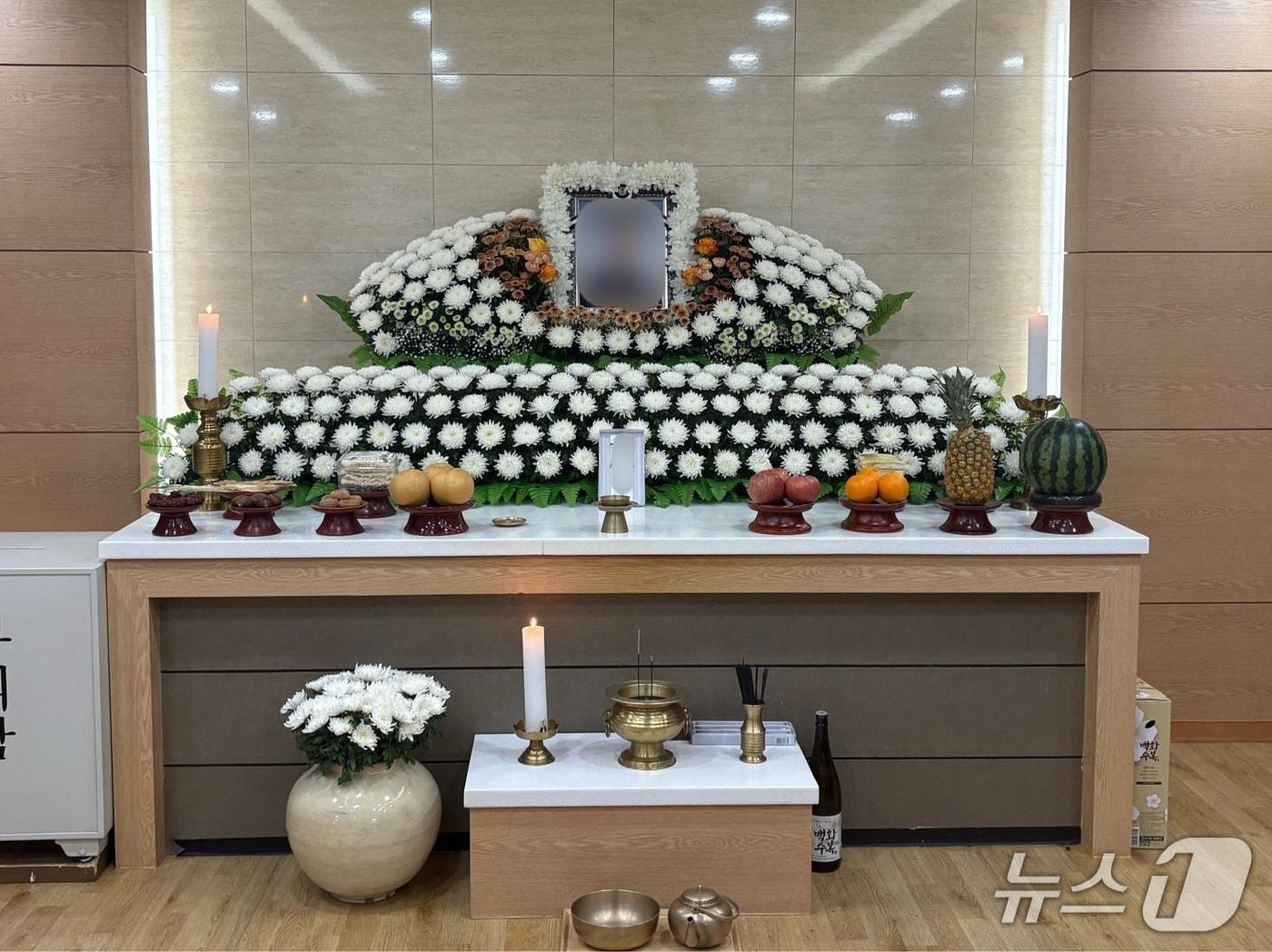 본문 이미지 - 21일 경남 사천시의 한 장례식장에 마련된 A 씨의 빈소.2026.04.21/뉴스1 강미영기자