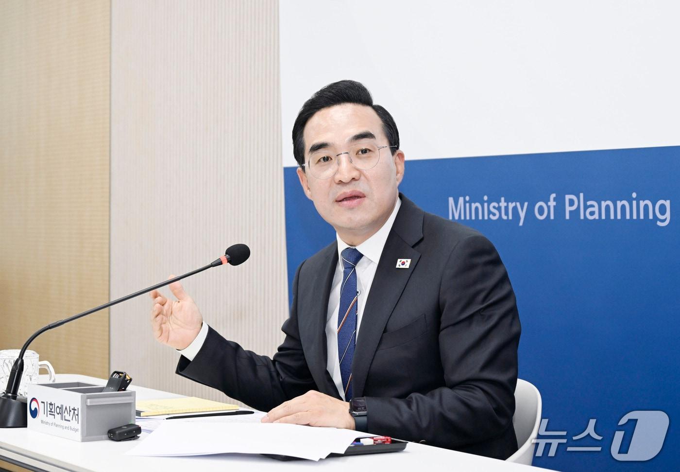 본문 이미지 - 박홍근 기획예산처 장관이 21일 정부세종청사에서 출입기자단 간담회를 개최하고 있다.(기획예산처 제공)