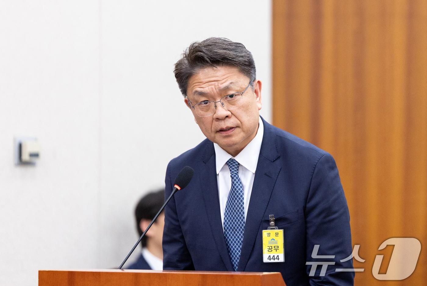 본문 이미지 - 21일 서울 여의도 국회에서 열린 윤석열 정권 정치검찰 조작기소 의혹 사건 진상규명 국정조사특별위원회 서해 공무원 피격·통계조작·‘윤석열 명예훼손’ 허위보도 조작기소 의혹 사건 청문회에 증인으로 출석한 이시원 전 대통령비서실 공직기강비서관이 의원 질의에 답변하고 있다. 2026.4.21 ⓒ 뉴스1 이승배 기자