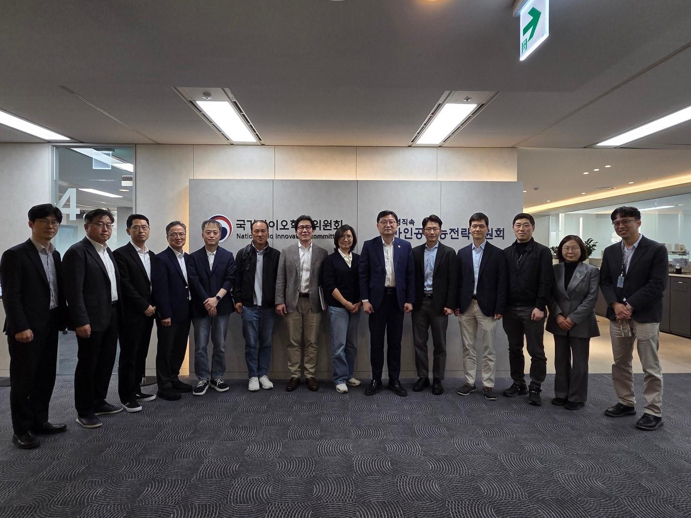 본문 이미지 - 21일 국가AI전략위원회 자율주행 소분과 출범을 기념해 산업AX생태계 조준희 분과장(왼쪽 9번째) 자율주행 소분과 김수영 소분과장(왼쪽 8번째) 및 참여 위원들이 기념 촬영을 했다. (국가AI전략위 제공)