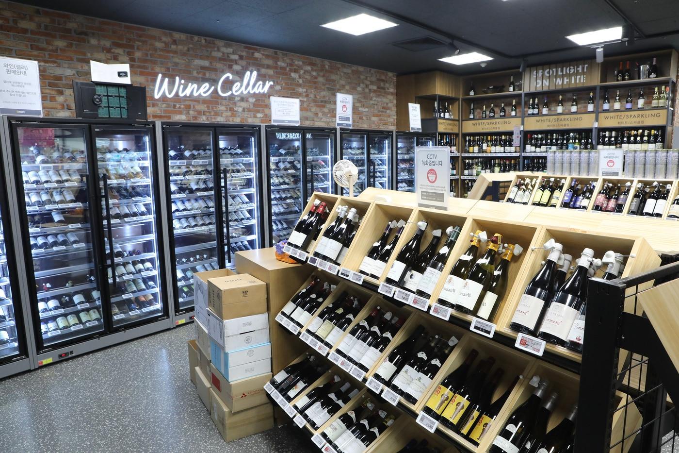 본문 이미지 - 이마트 와인매장.(이마트 제공)