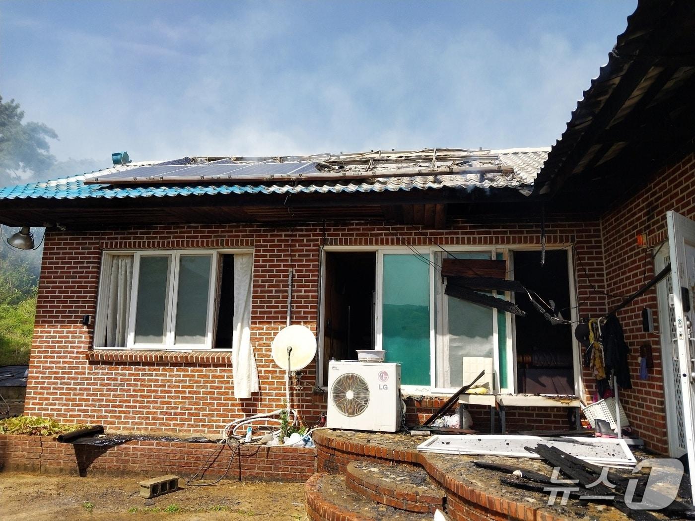 본문 이미지 - 하동 주택 화재(소방 제공. 재판매 및 DB금지). 2026.4.21