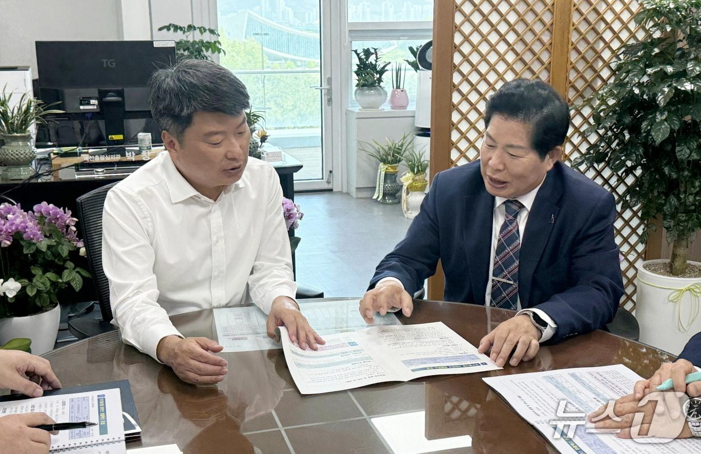 본문 이미지 - 21일 기획예산처를 방문한 공영민 군수가 박창환 예산총괄심의관에게 사업의 타당성을 설명하고 있다(고흥군 제공)  