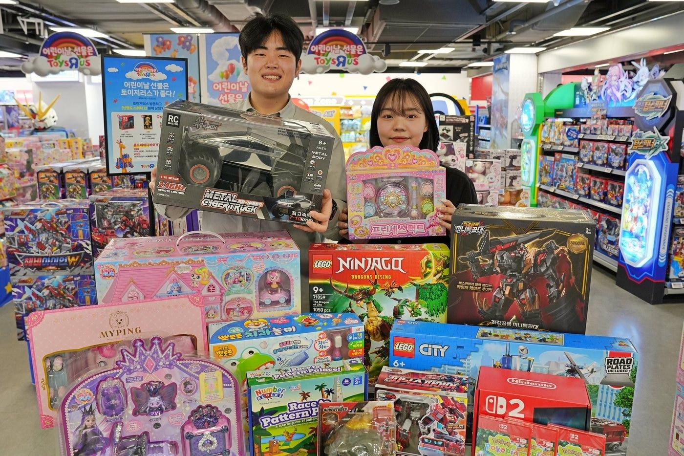 본문 이미지 - 21일 서울시 송파구에 위치한 롯데마트 토이저러스 잠실점에서 조한나 MD(오른쪽)와 권대화 담당자가 완구 할인 행사 상품을 홍보하고 있다..(롯데마트 제공)