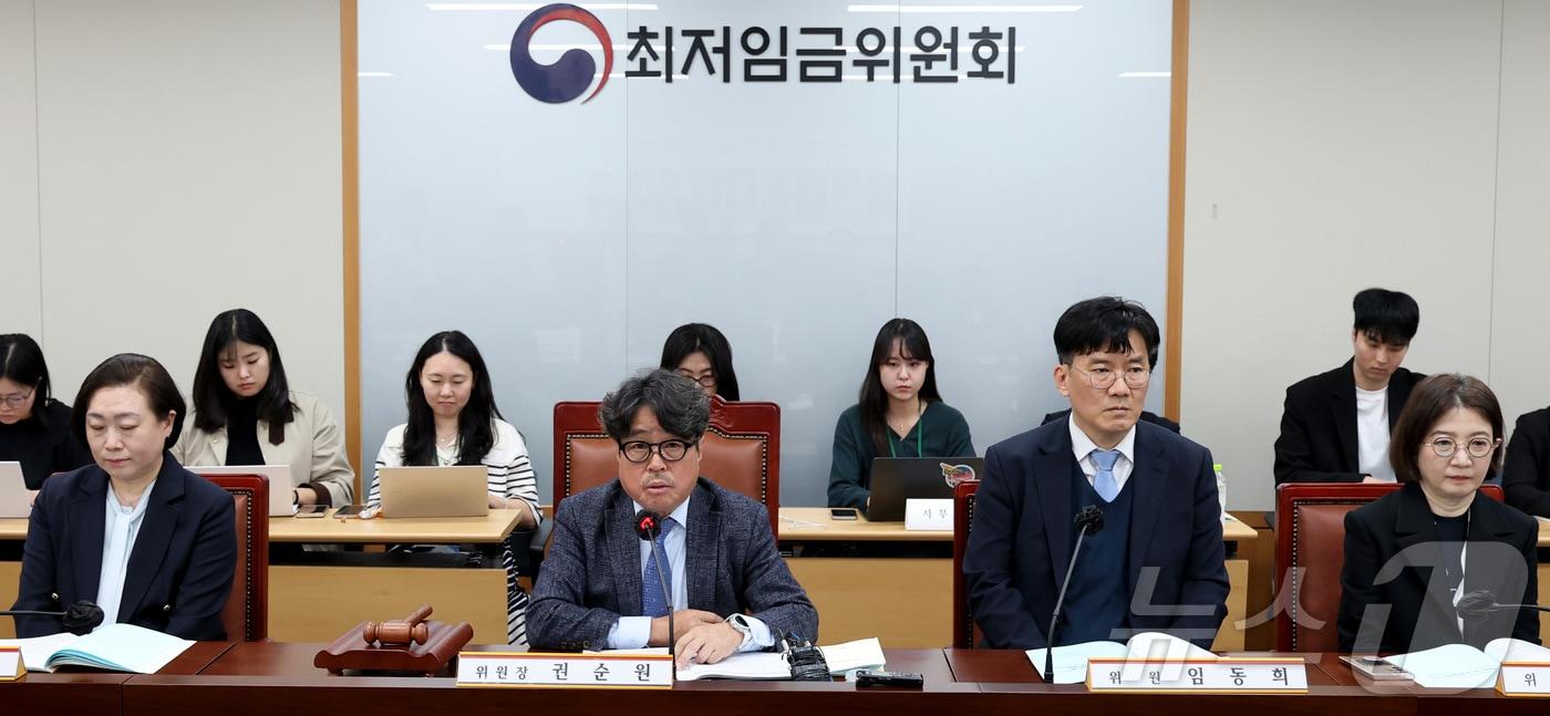 본문 이미지 - 권순원 최저임금위원회 위원장(왼쪽 두번째)이 지난달 21일 세종시 정부세종청사에서 2027년도 최저임금을 정하기 위해 열린 최저임금위원회 첫 전원회의를 주재하며 발언하고 있다.ⓒ 뉴스1 김기남 기자