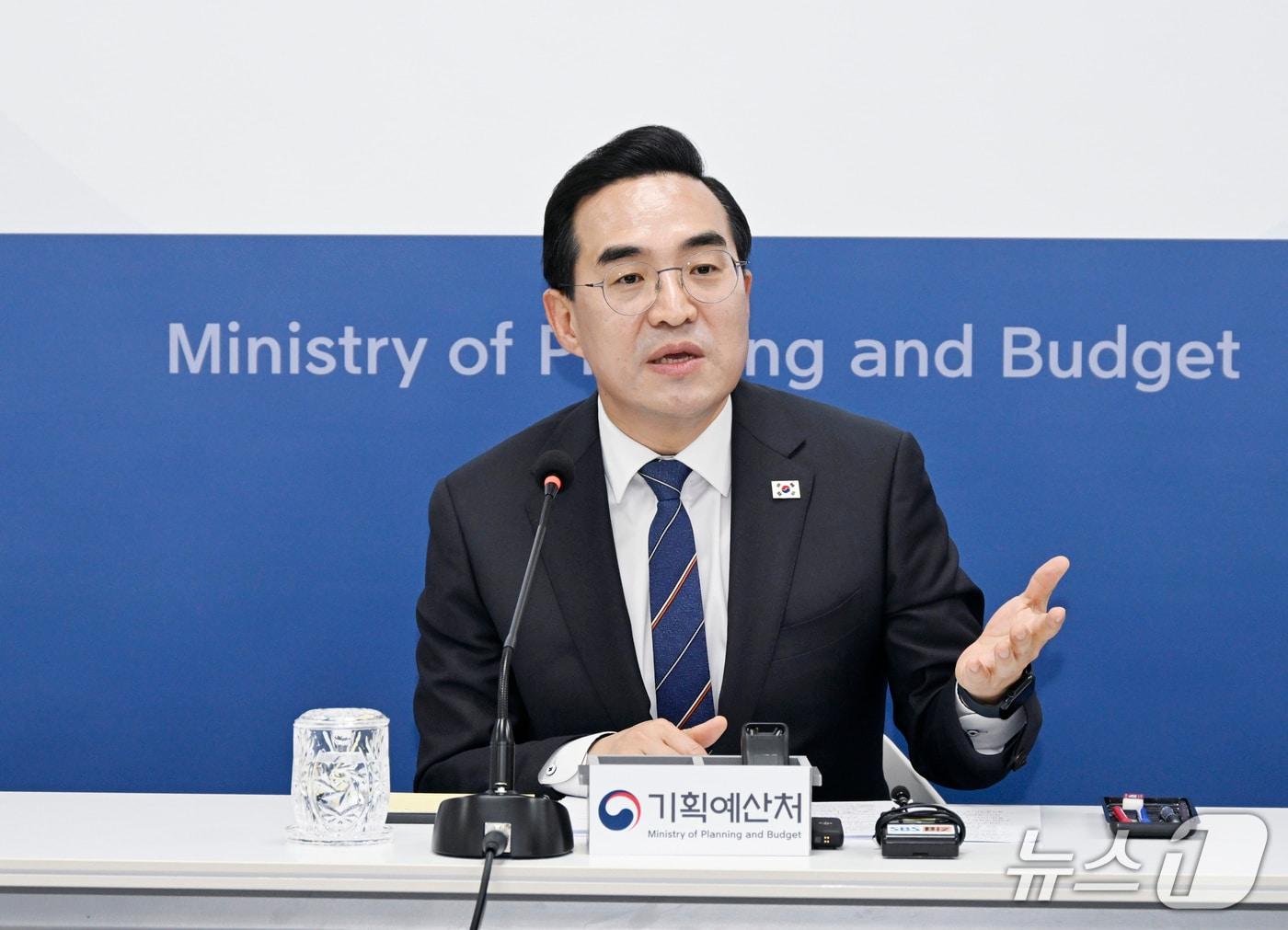 본문 이미지 - 박홍근 기획예산처 장관이 21일 정부세종청사에서 출입기자단 간담회를 개최하고 있다.(기획예산처 제공)