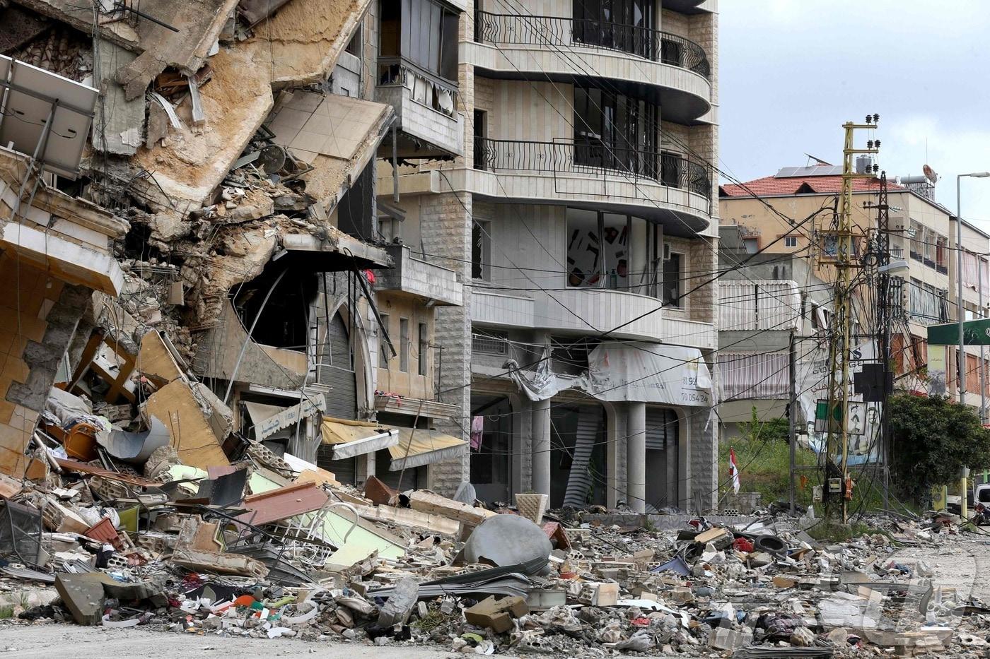 본문 이미지 - 20일(현지시간) 이스라엘군의 공습으로 파괴된 레바논 남부 도시 나바티에의 모습. 2026.04.21. ⓒ AFP=뉴스1