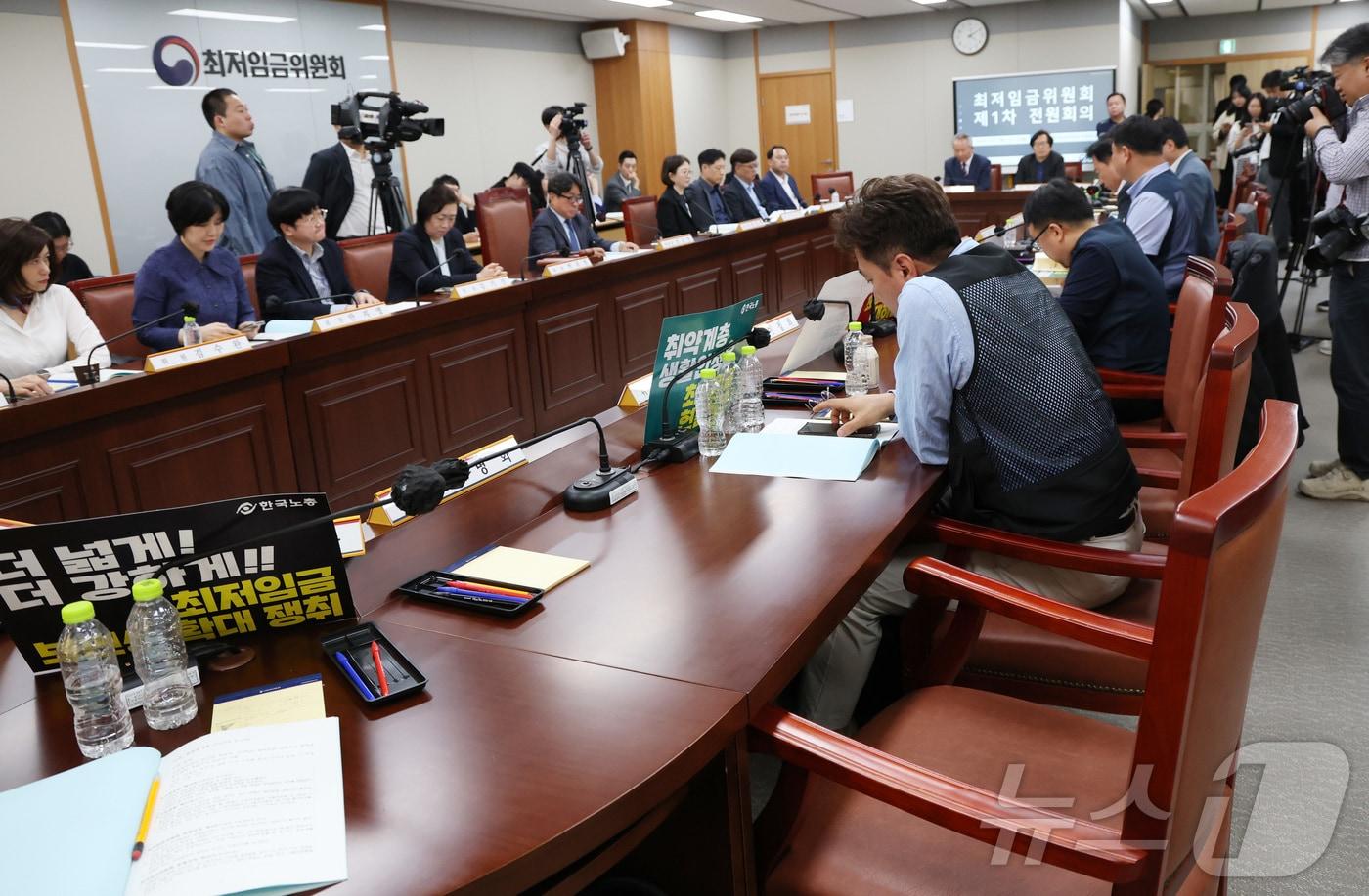 본문 이미지 - 민주노총 근로자측 위원들이 21일 세종시 정부세종청사에서 2027년도 최저임금을 정하기 위해 열린 최저임금위원회 첫 전원회의에서 권순원 위원장의 선임 철회를 요구하며 퇴장한 가운데 회의가 진행되고 있다. 2026.4.21 ⓒ 뉴스1 김기남 기자