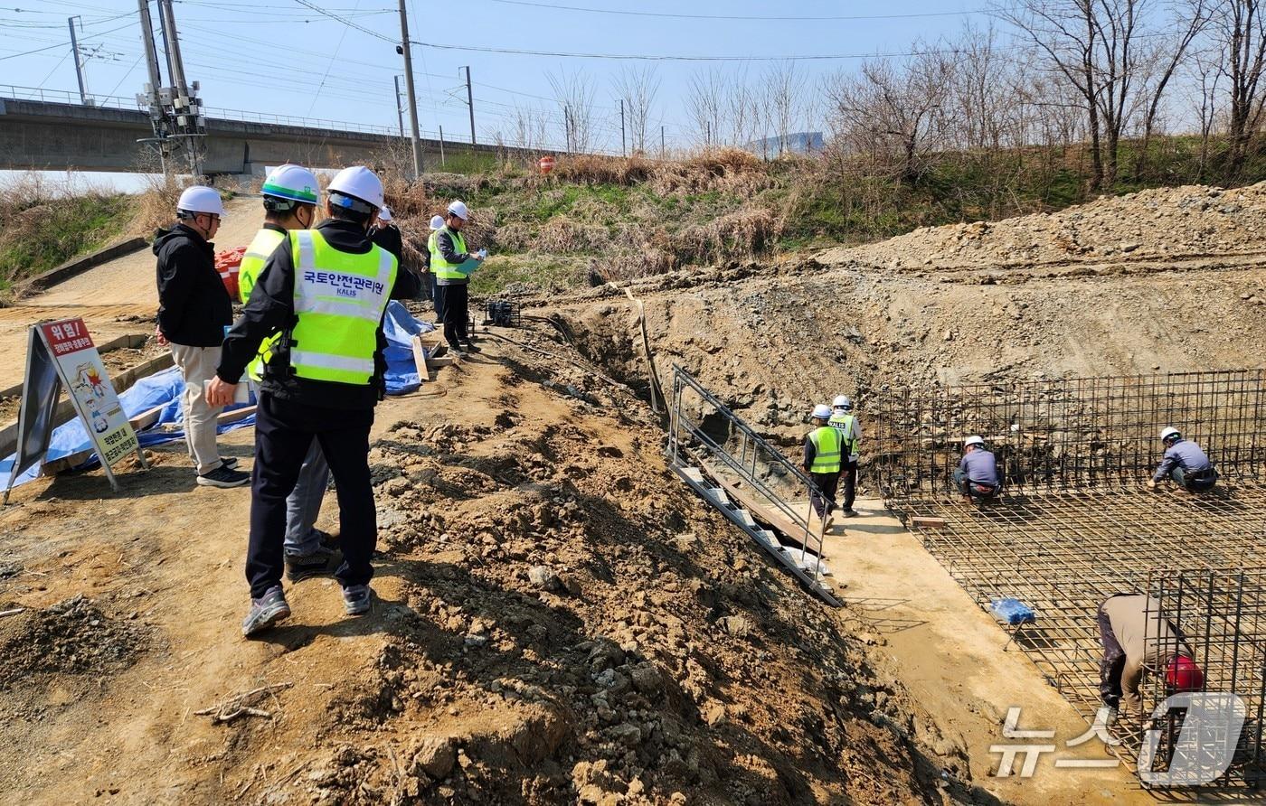 본문 이미지 - 한강청과 국토안전관리원이 지난 2일 경기 평택시 서정리천 하천정비사업 현장에서 합동 안전점검을 하고 있는 모습.(한강청 제공)