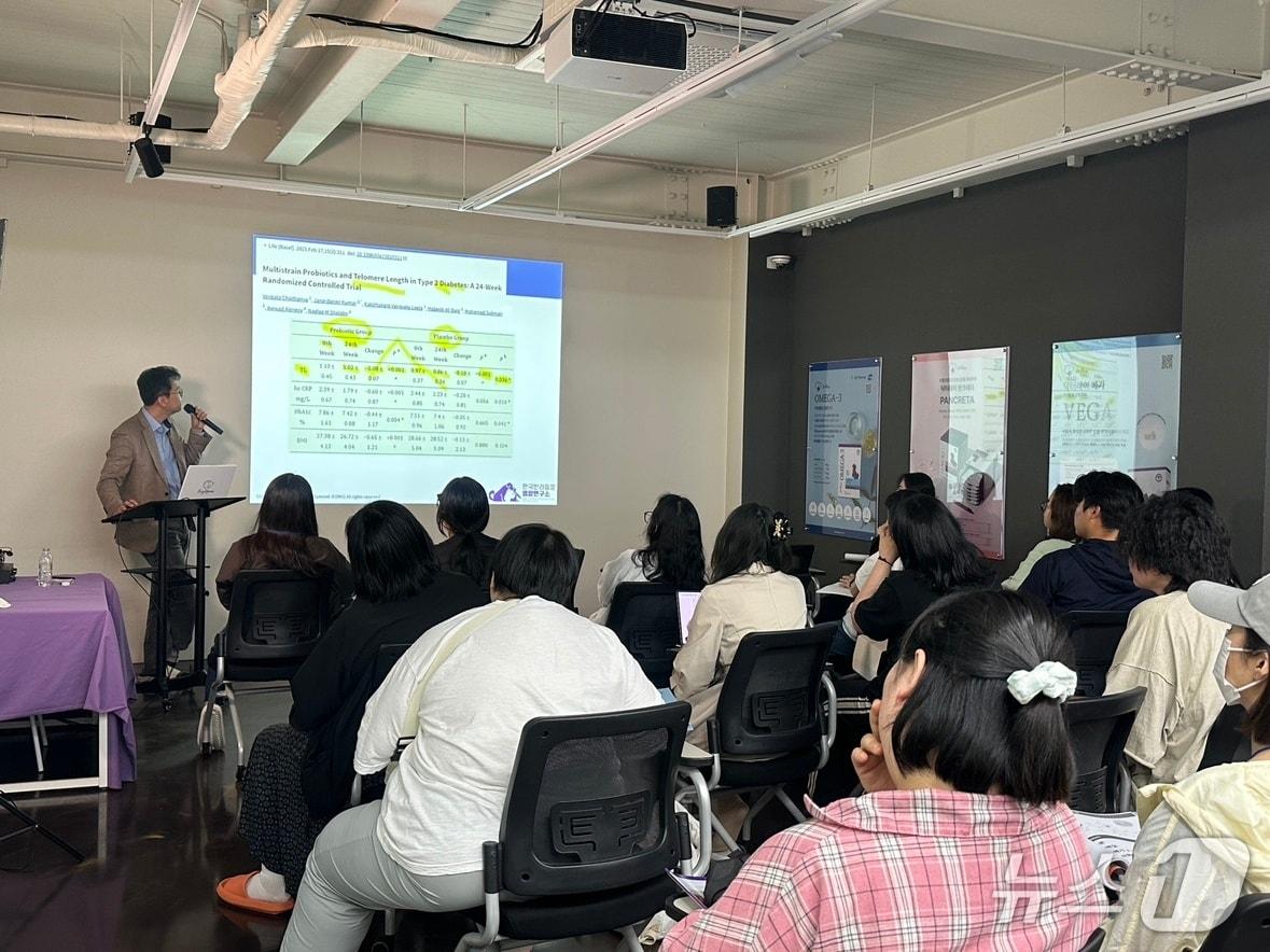 본문 이미지 - 정설령 한국반려동물영양연구소 대표가 18일 내강내고 세미나에서 강의를 하고 있다(내강내고 제공). ⓒ 뉴스1