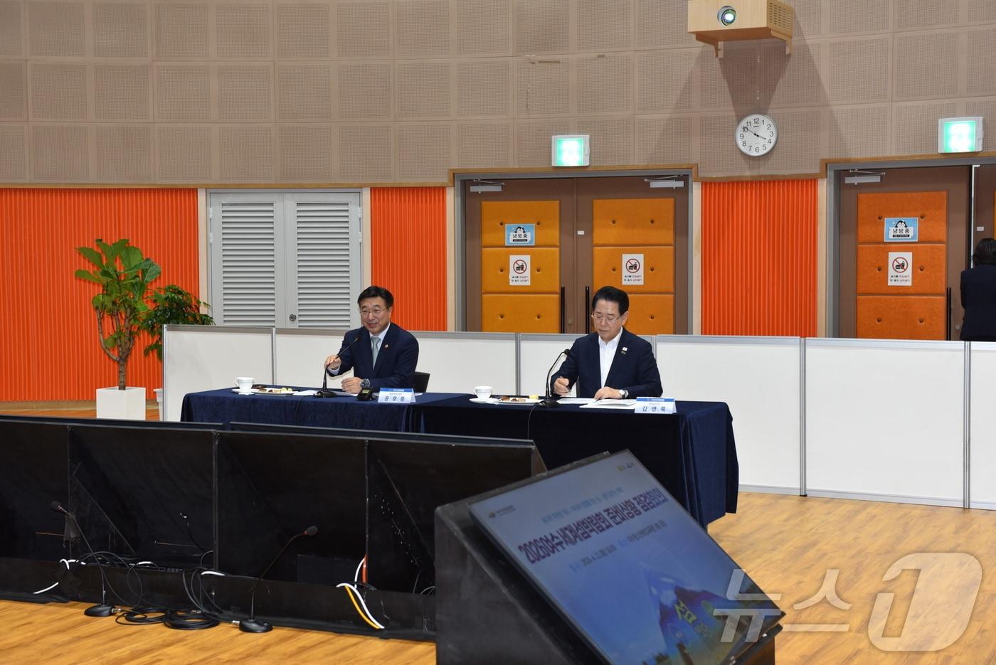 본문 이미지 - 윤호중 행정안전부 장관이 21일 여수청소년해양교육원에서 2026여수세계섬박람회 준비상황을 보고받고 있다. ⓒ 뉴스1 김성준 기자