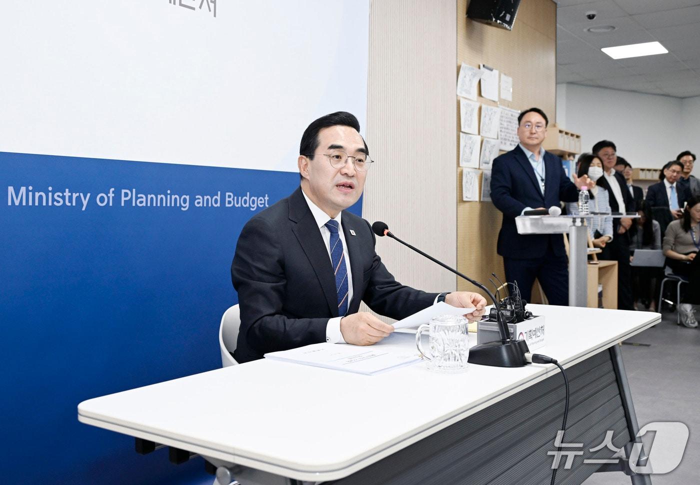 본문 이미지 - 박홍근 기획예산처 장관이 4월 21일 오후 정부세종청사 중앙동에서 열린 '기획예산처 출입 기자단 간담회'를 주재하고 기자 질문에 답변을 하고 있다.(기획예산처 제공). 2026.4.21/뉴스1