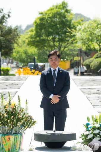 본문 이미지 - 김병욱 경기 성남시장 후보가 21일 경남 김해 봉하마을을 찾아 故 노무현 전 대통령 묘역을 참배했다.(김병욱 성남시장 후보 제공. 재판매 및 DB금지)/뉴스1