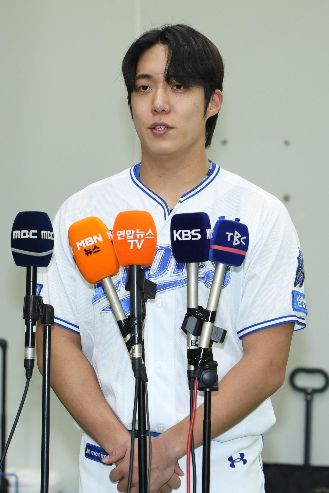 본문 이미지 - '욕설 논란'에 휩싸인 삼성 원태인이 21일 대구 SSG 랜더스전에 앞서 기자회견을 하고 있다.(삼성 라이온즈 제공)