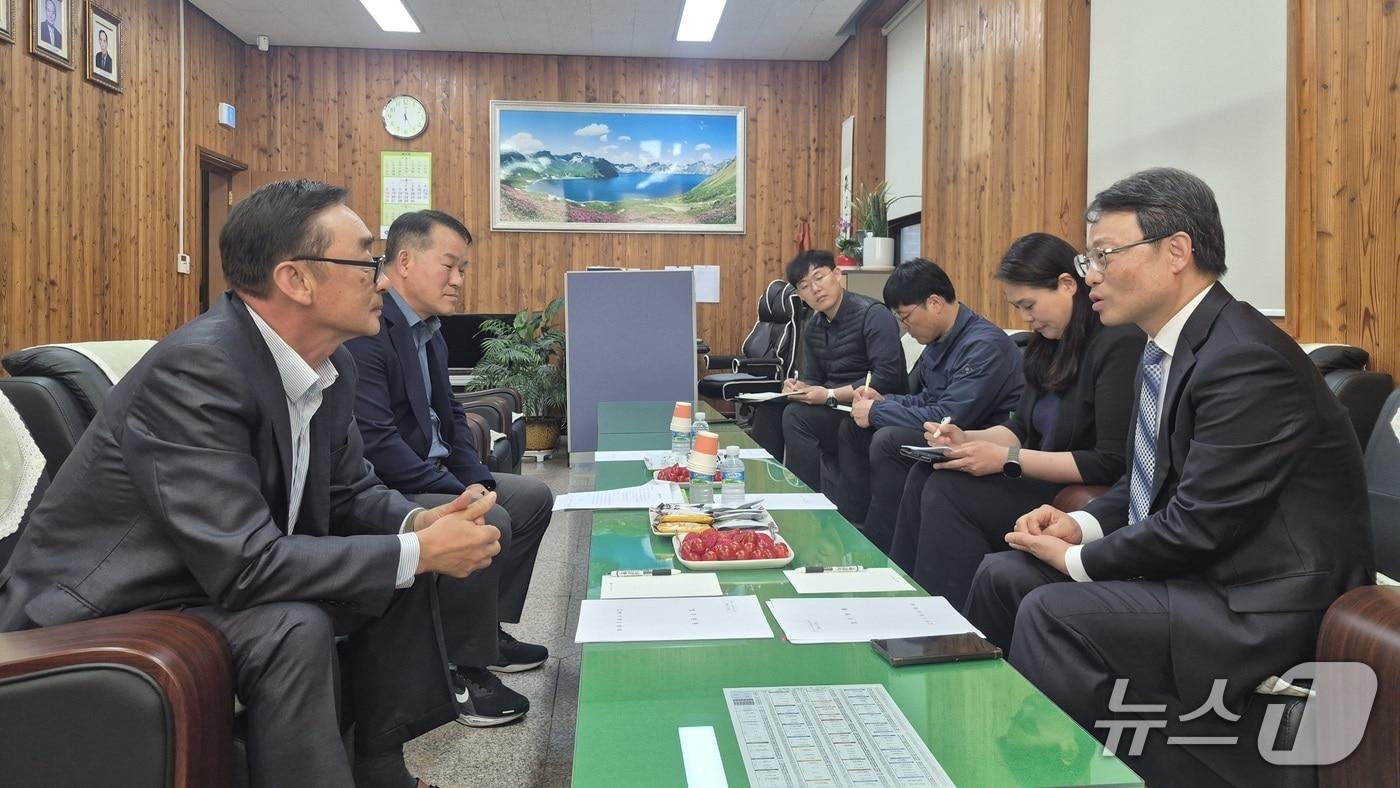 본문 이미지 - 박은식 산림청장(오른쪽)이 차병권 한국양묘협회장(왼쪽)과 산림용 묘목생산과 관련한 소통간담회를 갖고 있다.(산림청 제공.재판매 및 DB금지)/뉴스1